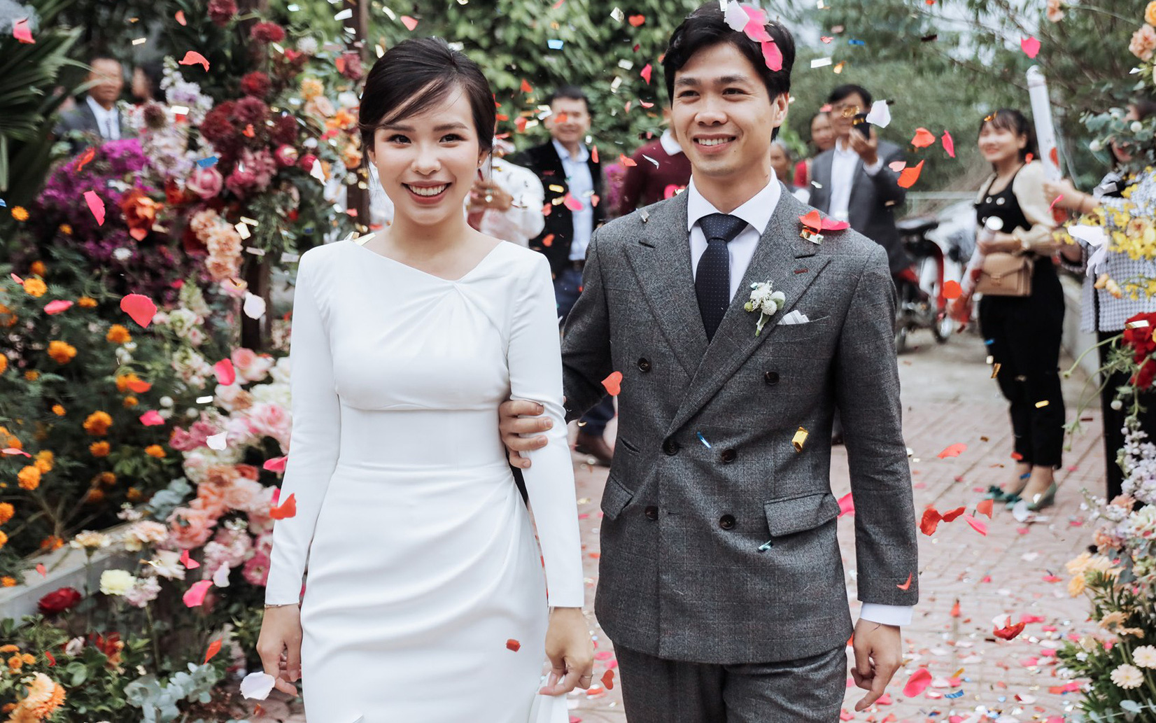 Rời đội tuyển vì lý do gia đình, bóng đá thế giới có bao nhiêu cầu thủ giống Công Phượng?