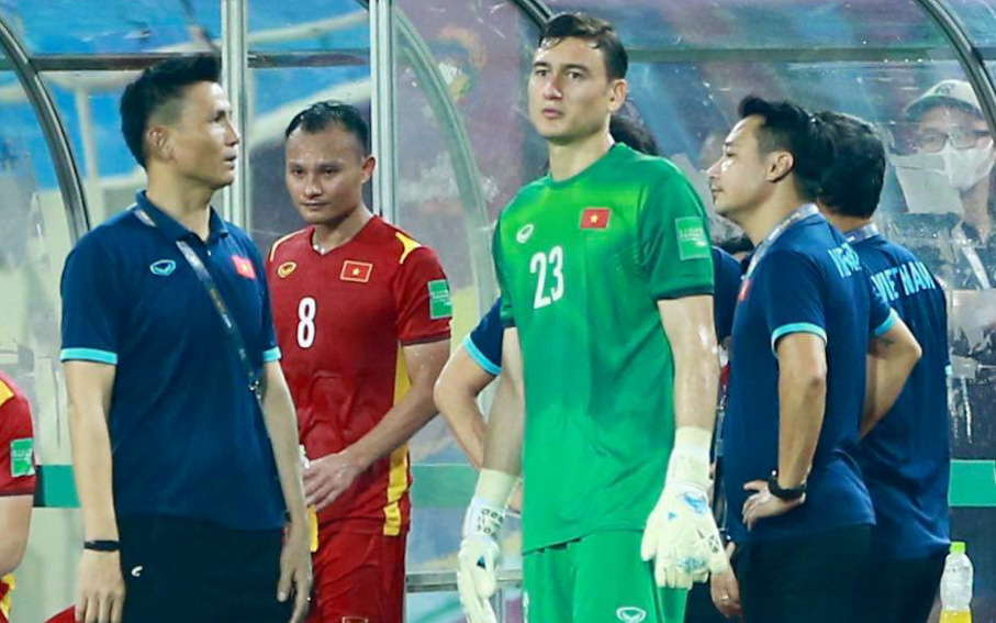 Đặng Văn Lâm gặp riêng HLV thủ môn sau bàn thua ở trận gặp Australia