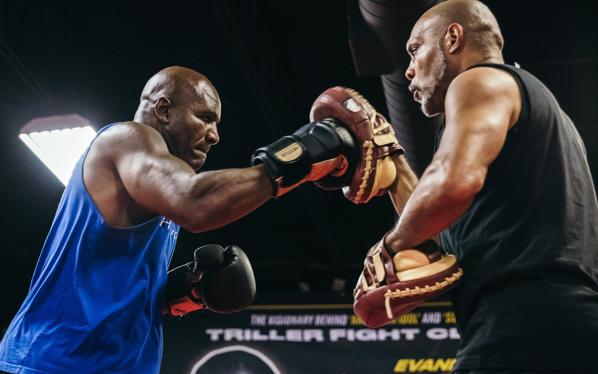 Fan lo lắng khi chứng kiến đoạn video tập luyện mới nhất của huyền thoại Evander Holyfield