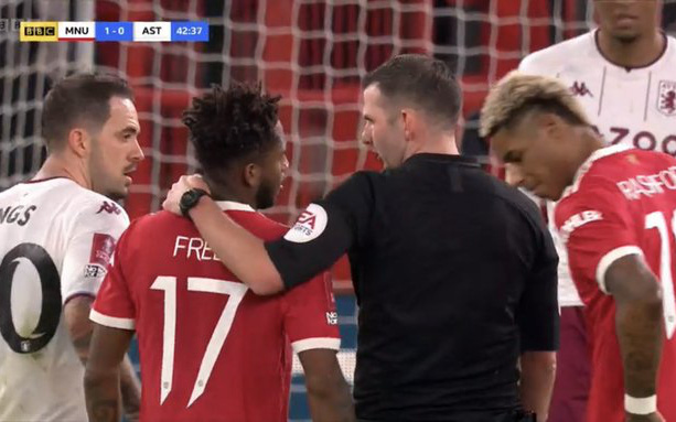 Trọng tài gây bão khi khoác vai cầu thủ MU giữa trận đấu ở FA Cup