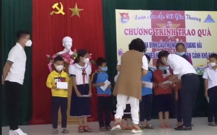 Quang Hải tặng quà cho học sinh nghèo trước ngày đội tuyển Việt Nam hội quân
