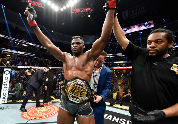 Jon Jones bóng gió việc tái xuất võ đài để chạm trán cùng "tay đấm vĩ đại nhất hạng nặng" - Ảnh 2.