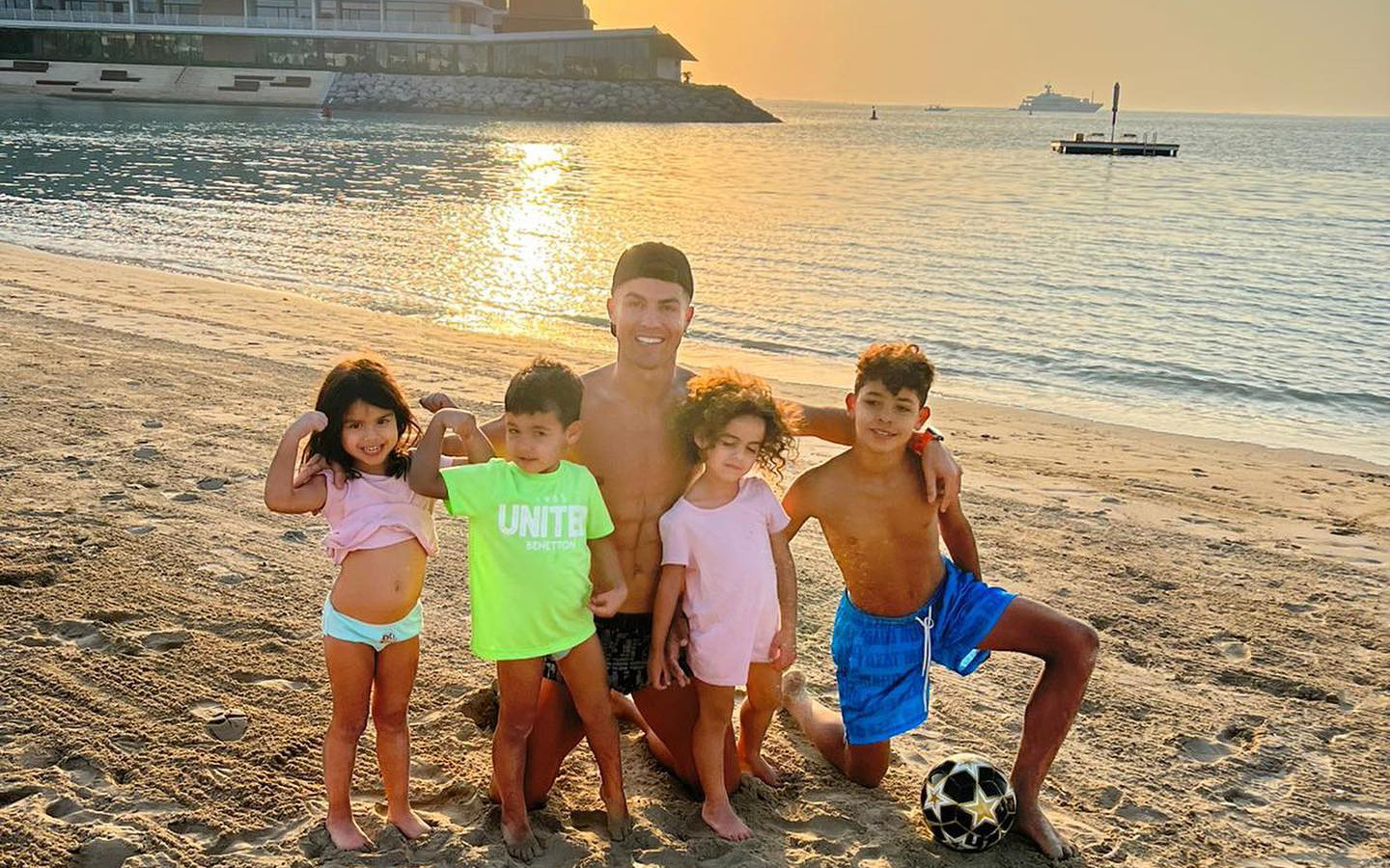 Quần quật cả mùa mới có một lần, Ronaldo và các sao bóng đá tranh thủ xả hơi trước chặng hành trình &quot;bầm dập&quot;
