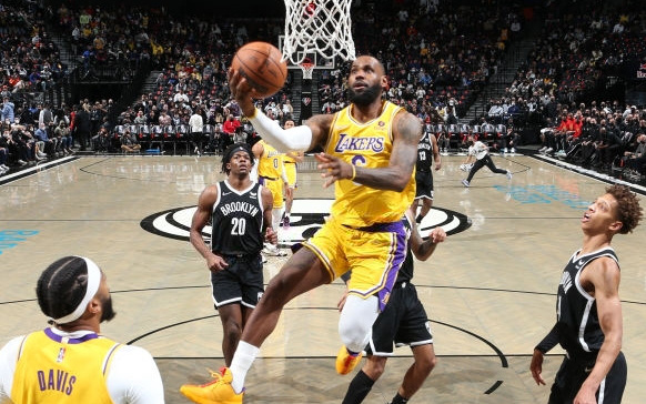 LeBron James bùng nổ với 33 điểm, Los Angeles Lakers thắng dễ trên sân của Brooklyn Nets