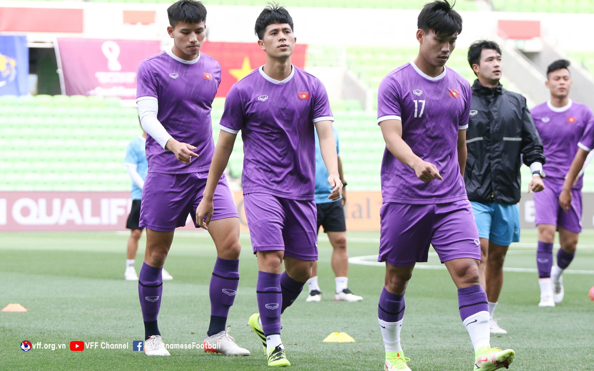 Trợ lý HLV Park Hang-seo: Sân thi đấu cực nhiều ruồi, mong tuyển Việt Nam có bàn thắng đẹp như "cầu vồng tuyết" của Quang Hải