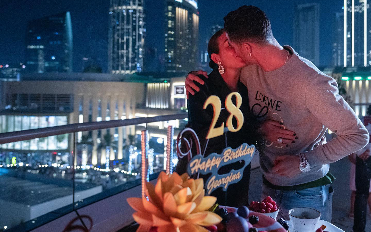 Ronaldo khóa môi Georgina say đắm trong tiệc sinh nhật siêu hoành tráng, bạn gái chỉ còn biết rơi nước mắt: 