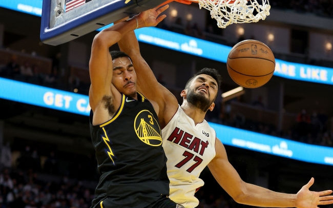 Golden State Warriors giữ vững ngôi đầu trong ngày Miami Heat không gặp may
