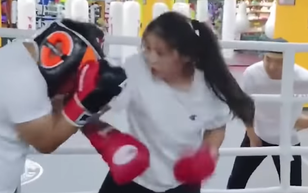 &quot;Cao thủ&quot; kungfu thượng đài cùng nữ HLV boxing xinh đẹp: Gục ngã chỉ sau 2 phút