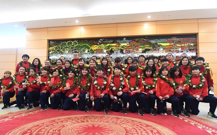Cập nhật sự kiện đón mừng ĐT nữ Việt Nam về nước: Đội đã về tới khách sạn, làm xét nghiệm Covid-19 trước khi tham gia các lịch trình buổi chiều