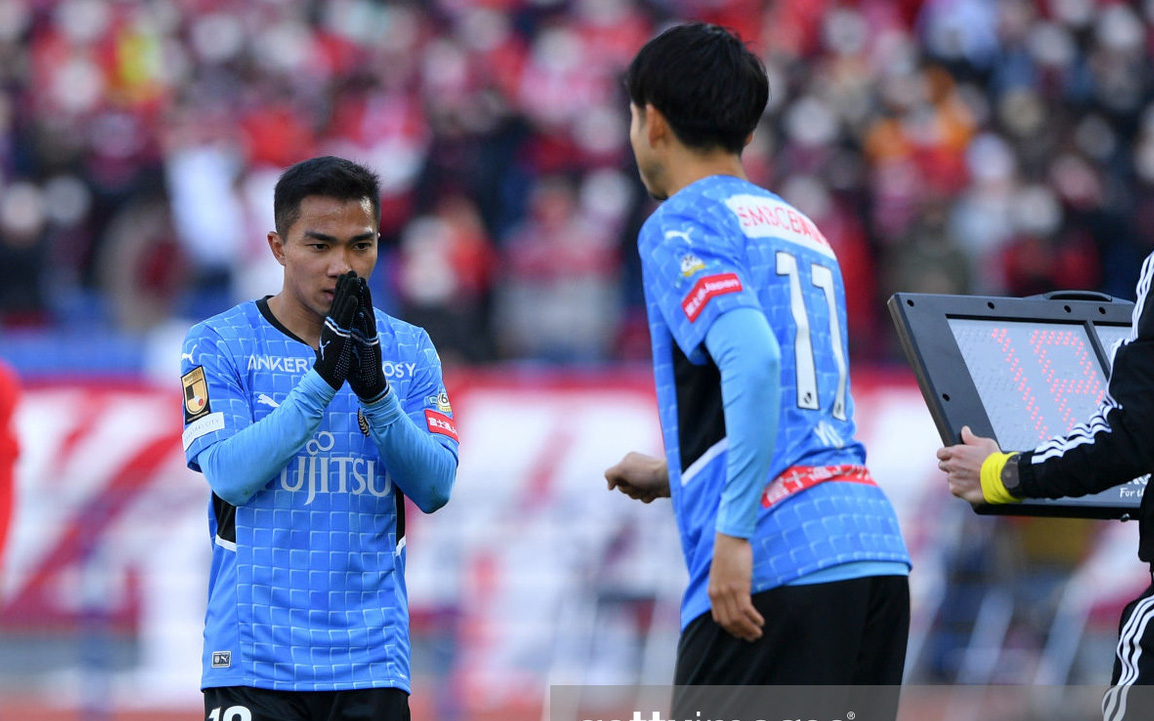 Chanathip Songkrasin đá mờ nhạt, bị thay người trong trận ra mắt đội bóng mới
