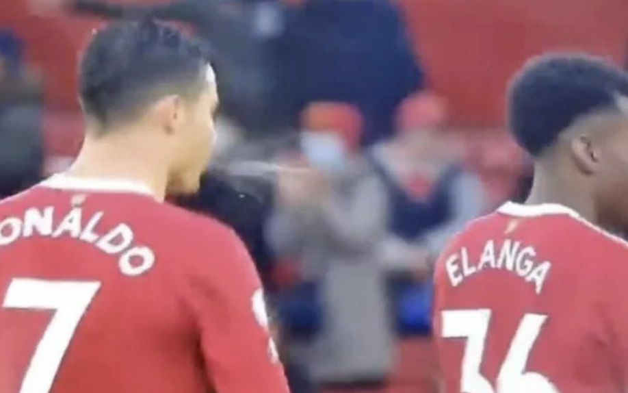 Ronaldo làm điều &quot;mất vệ sinh&quot; với đàn em sau trận hòa thất vọng của MU trước Southampton