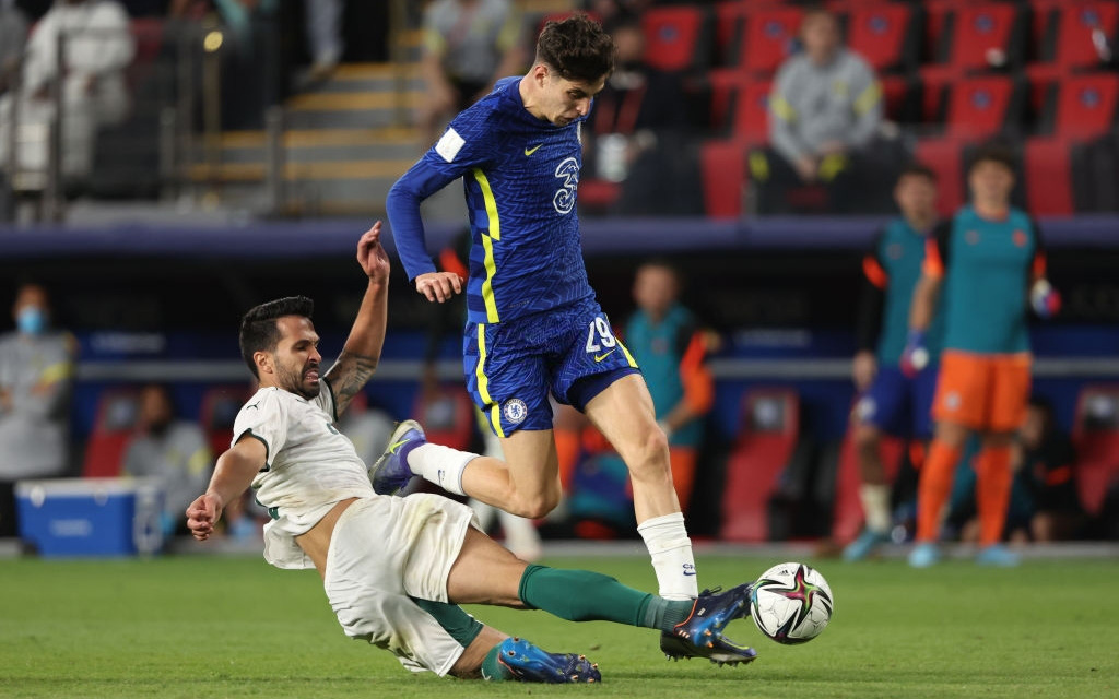 Hậu vệ Palmeiras khóc nghẹn với gia đình vì dâng cúp thế giới cho Chelsea