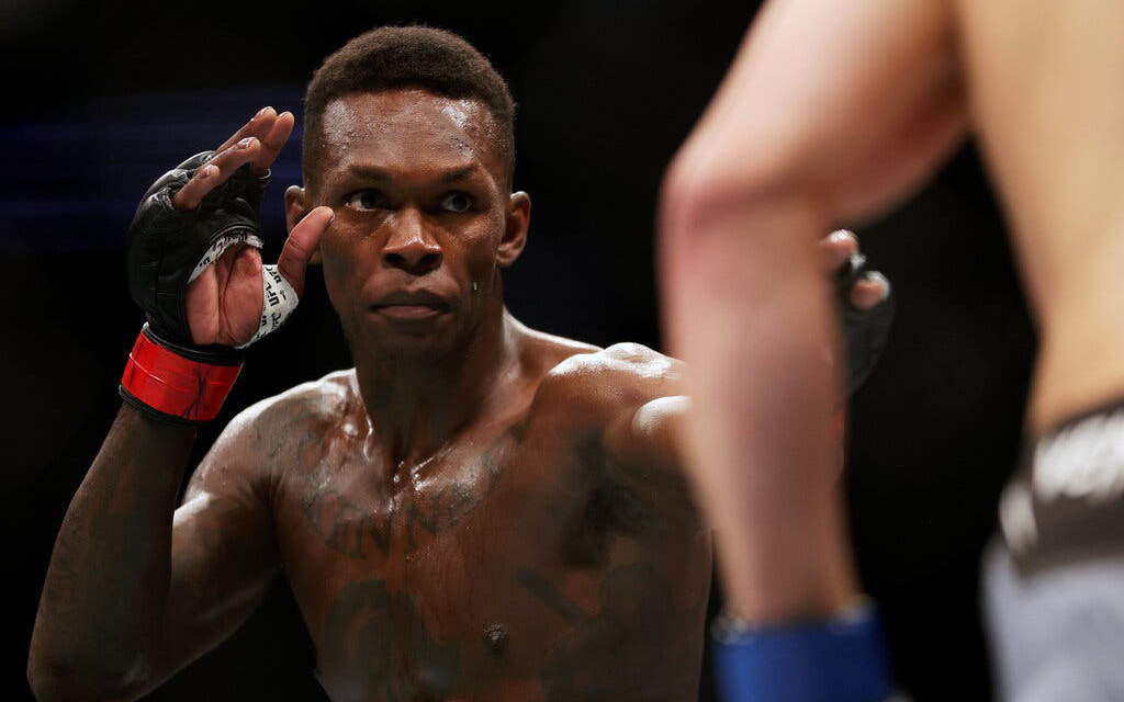 Israel Adesanya tiếp tục nối dài vương triều tại hạng trung, kéo theo cả danh tiếng lẫn tiền bạc
