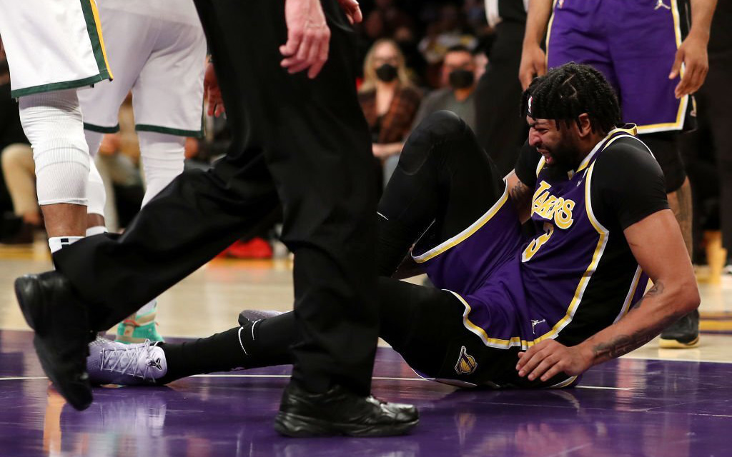 Cập nhập tình hình chấn thương cổ chân của Anthony Davis: Không nghiêm trọng nhưng vẫn quan ngại