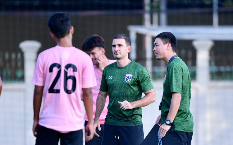 HLV U23 Thái Lan dự khán trận U23 Việt Nam 7-0 U23 Singapore