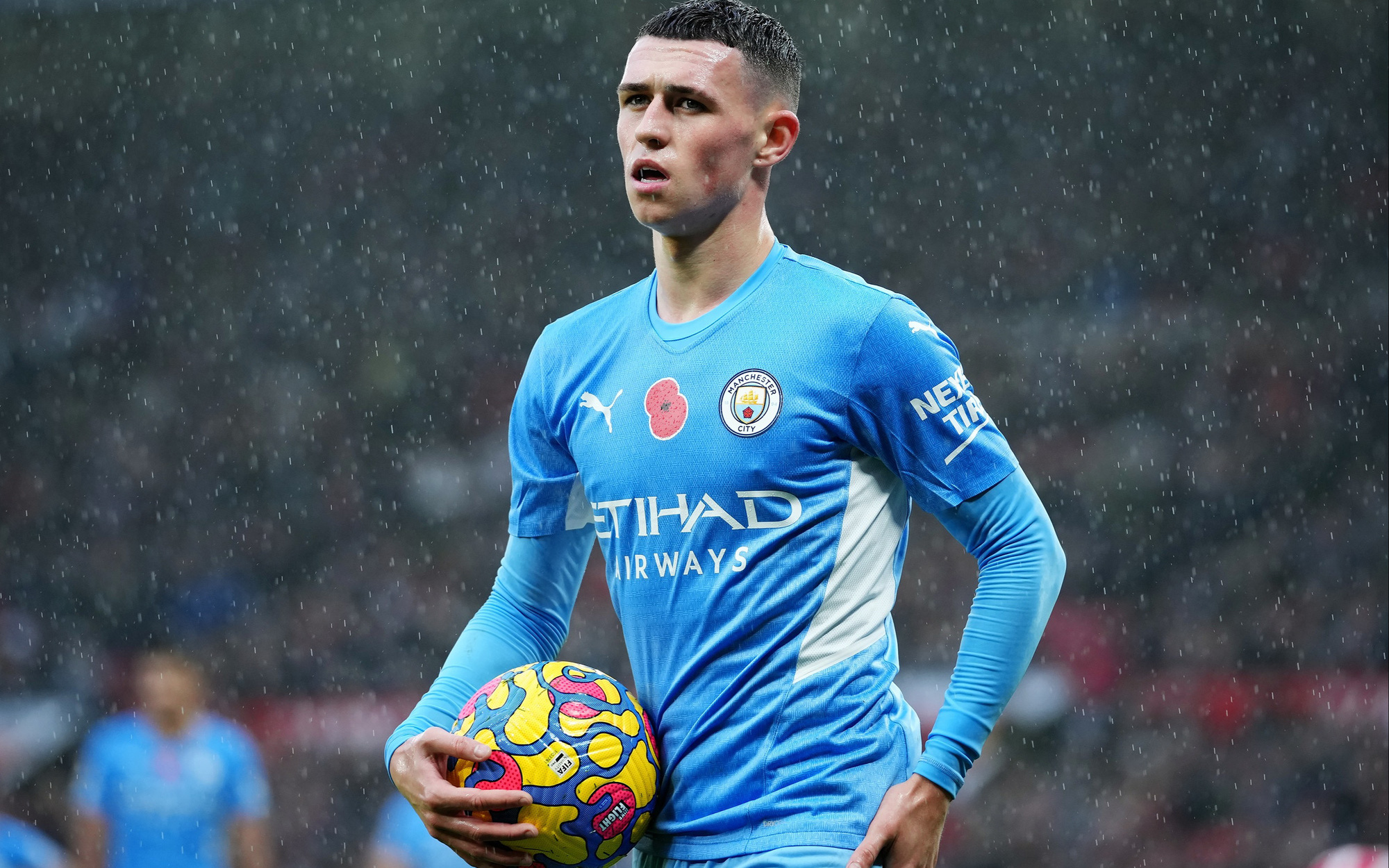 Côn đồ đấm mẹ của Phil Foden khi đi xem quyền Anh