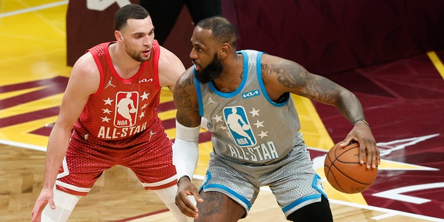 Lịch đấu chặng cuối NBA 2021-22: LeBron James bở hơi tai, Ja Morant thở phào nhẹ nhõm - Ảnh 4.