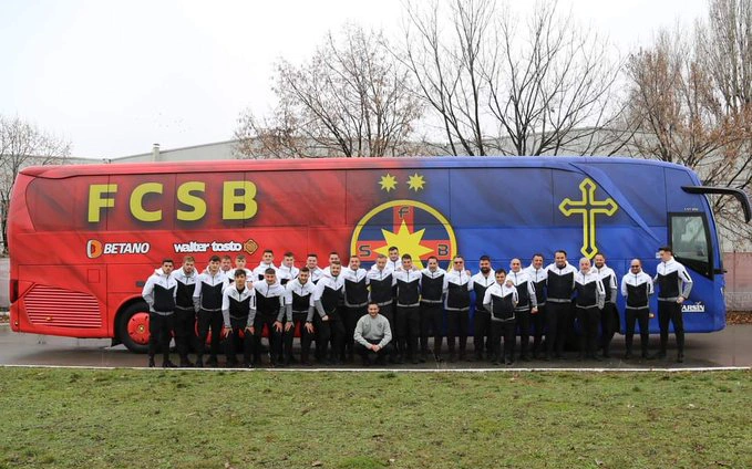 Đội bóng giàu truyền thống nhất Romania cử xe buýt chuyên dụng đến đưa công dân ra khỏi Ukraine