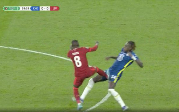 Ăn đạp thô bạo của cầu thủ Liverpool, hậu vệ Chelsea phải khâu vùng nhạy cảm trong phòng thay đồ