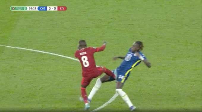 Dính cú đạp của cầu thủ Liverpool, hậu vệ Chelsea phải khâu vùng nhạy cảm trong phòng thay đồ - Ảnh 1.