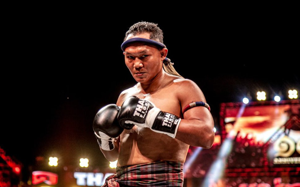 &quot;Vua Muay&quot; Saenchai đánh bại đối thủ có thể hình vượt trội, giữ thành tích toàn thắng kể từ năm 2014