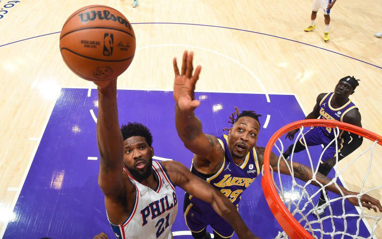 Los Angeles Lakers nhận thất bại trước Philadelphia 76ers trong trận cầu có 8 cầu thủ ghi trên 20 điểm