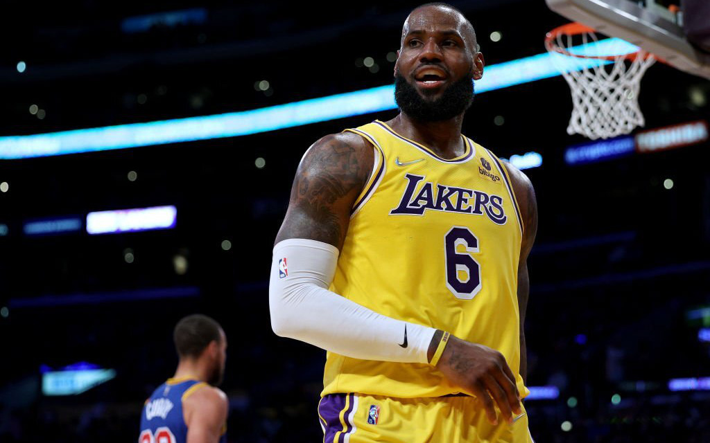 LeBron James bùng nổ dữ dội, một tay quật ngã Golden State Warriors