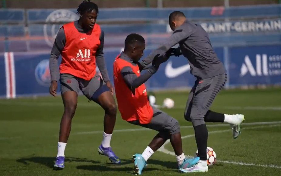 Mbappe bỏ ngỏ khả năng ra sân trận Real - PSG vì bị đồng đội giẫm vào chân