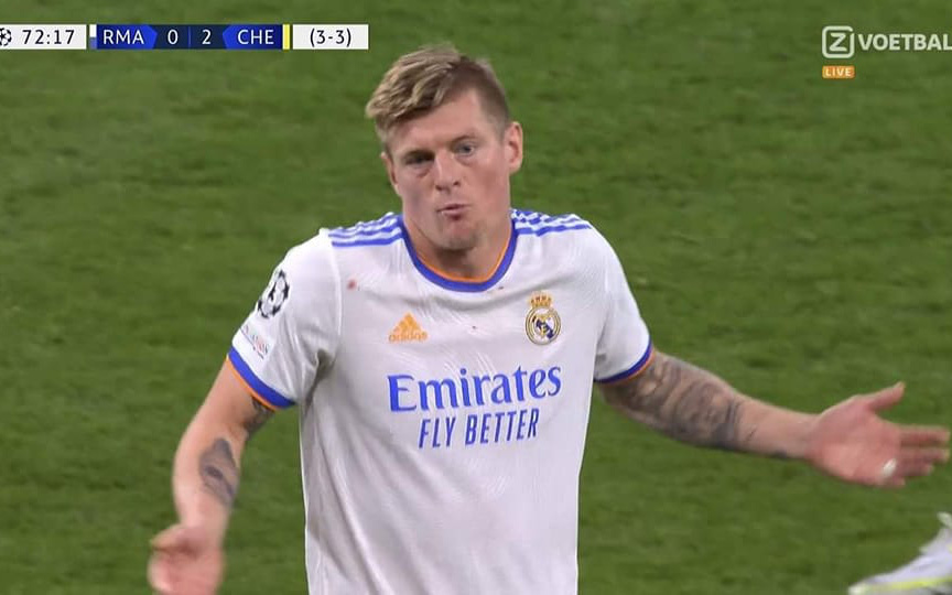 Kroos nổi cáu, văng tục ngay trên sân vì bị thay ra nghỉ