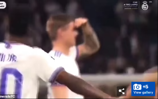 Không quên hiềm khích xưa, Kroos nắm bắt cơ hội để cà khịa Mason Mount