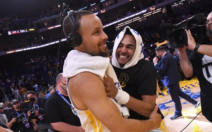 Stephen Curry rực cháy giúp Golden State Warriors “thiêu rụi” Denver Nuggets