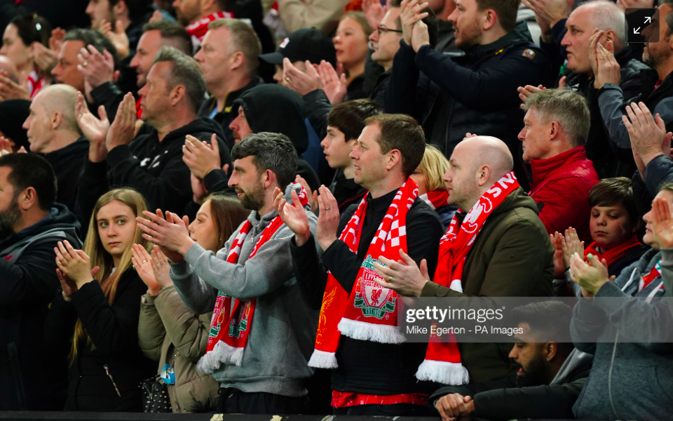 Khoảnh khắc xúc động: Fan Liverpool đồng loạt vỗ tay an ủi Ronaldo ở phút thứ 7