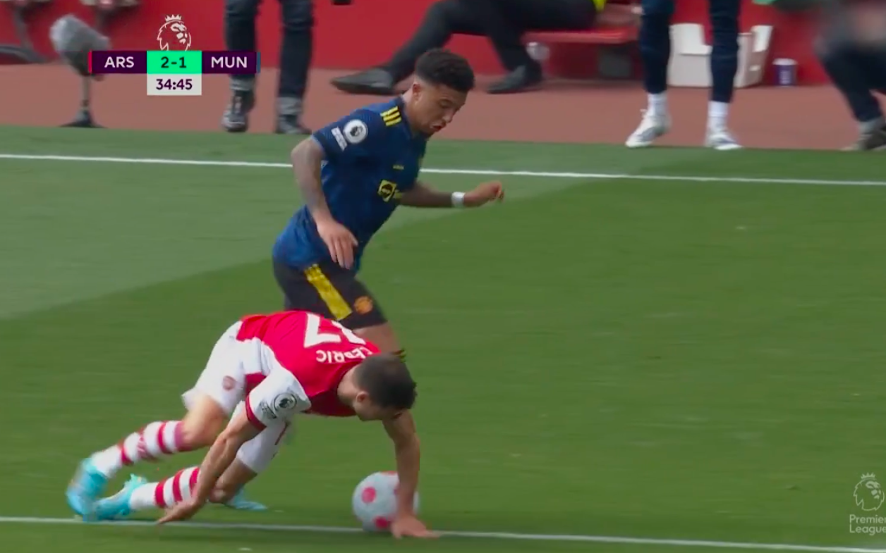 Vì sao Cedric (Arsenal) để bóng chạm tay nhưng MU không được penalty?