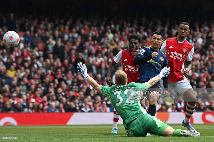 Ghi bàn vào lưới Arsenal, Ronaldo thiết lập kỷ lục ghi 100 bàn ở cả La Liga và Ngoại hạng Anh - Ảnh 2.