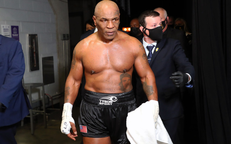 Tiết lộ: Mike Tyson đã &quot;nương tay&quot; với đối tượng khiêu khích trên máy bay