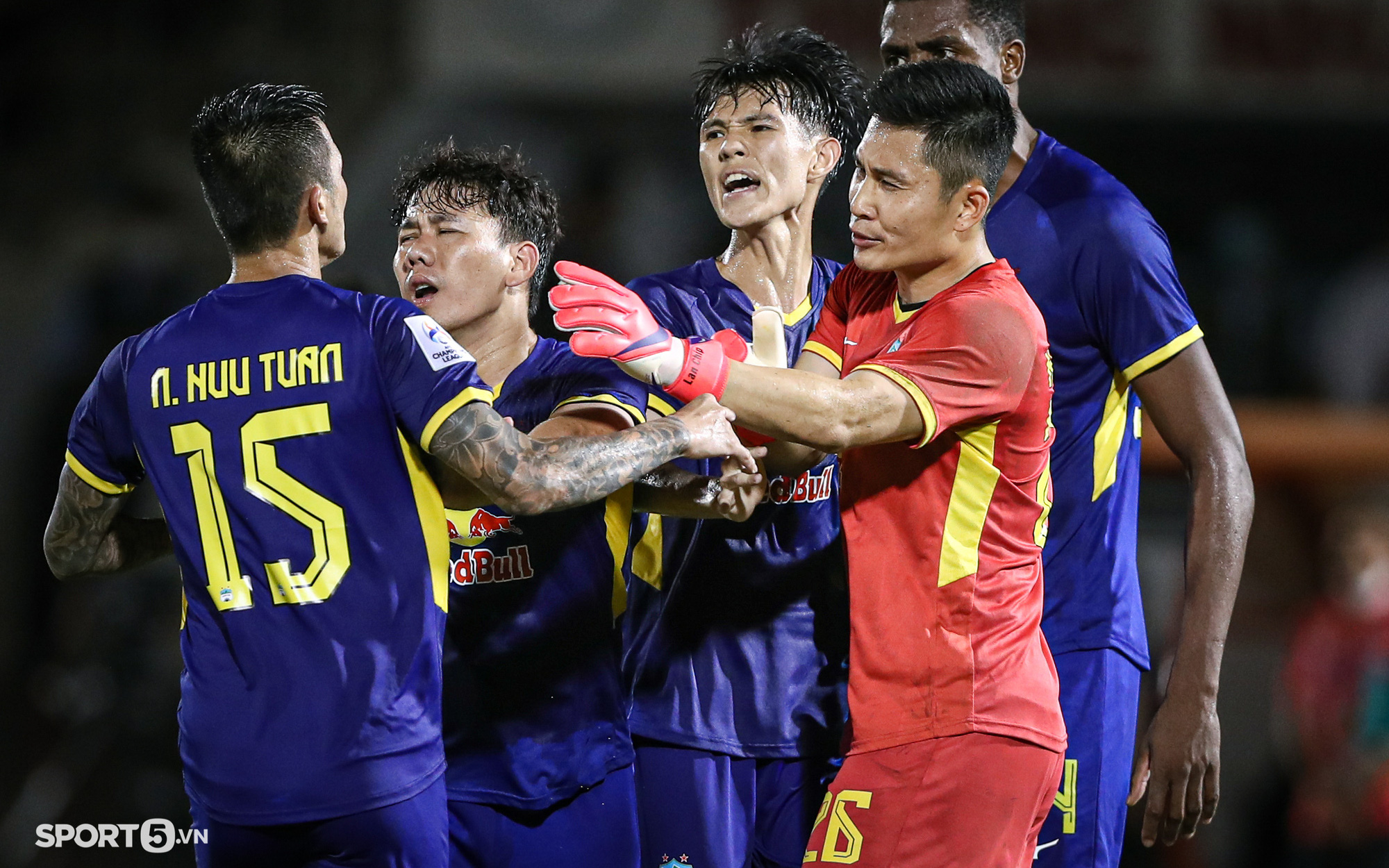 Hữu Tuấn và ngoại binh suýt &quot;choảng nhau&quot; trong trận hoà của HAGL tại AFC Champions League 2022