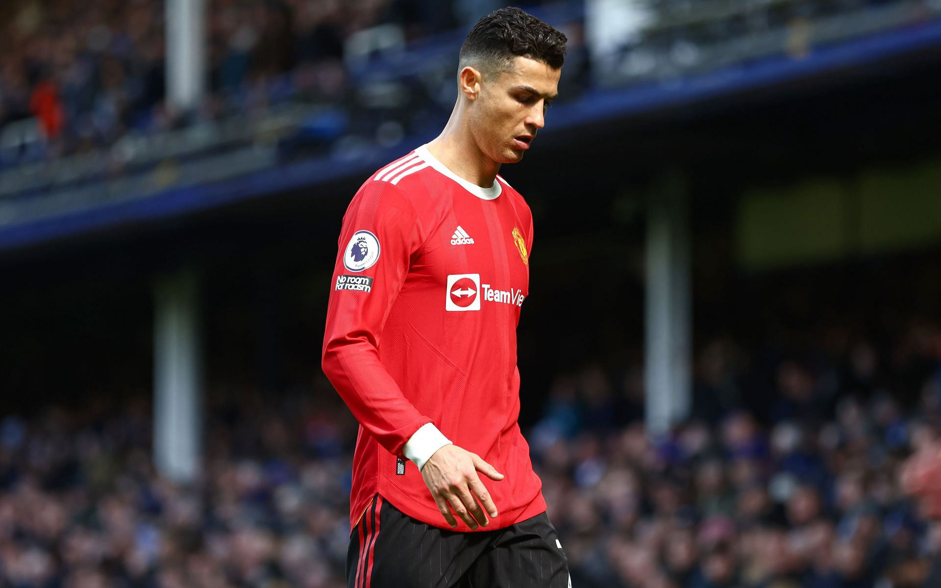 Ronaldo nổi giận đập vỡ điện thoại của fan Everton