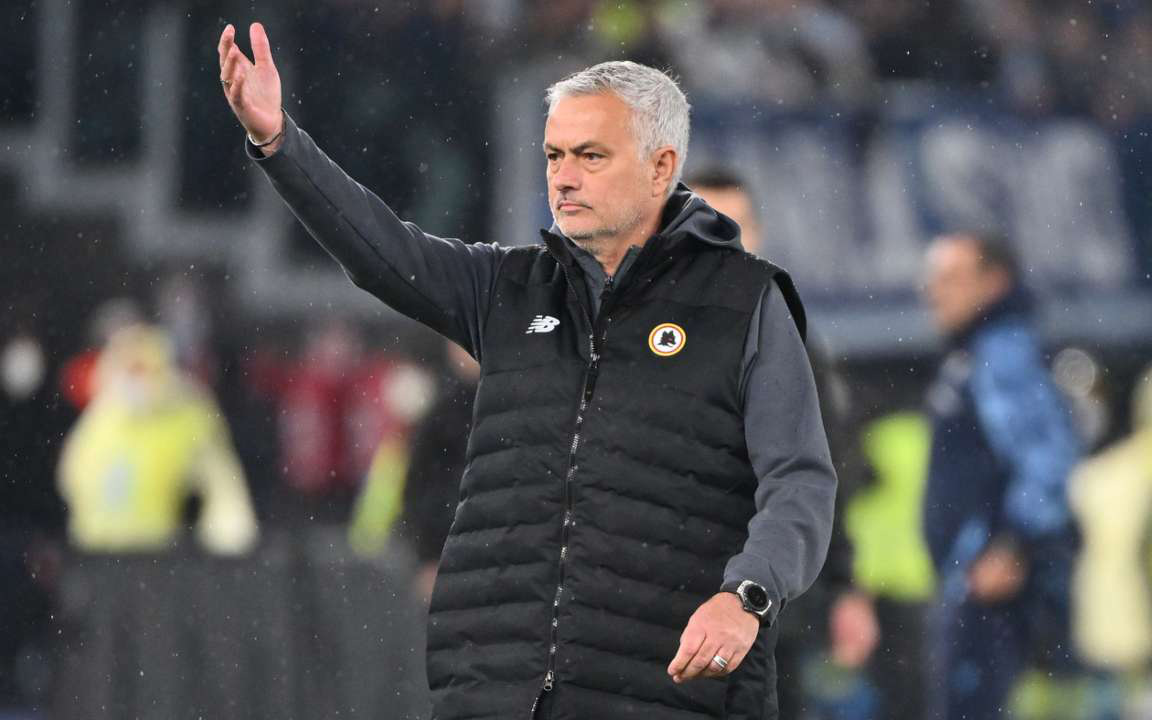 Đội bóng của Mourinho vướng hàng loạt rắc rối trong trận thua sốc: Bị CĐV ném tuyết, BHL lao vào tấn công HLV đối thủ