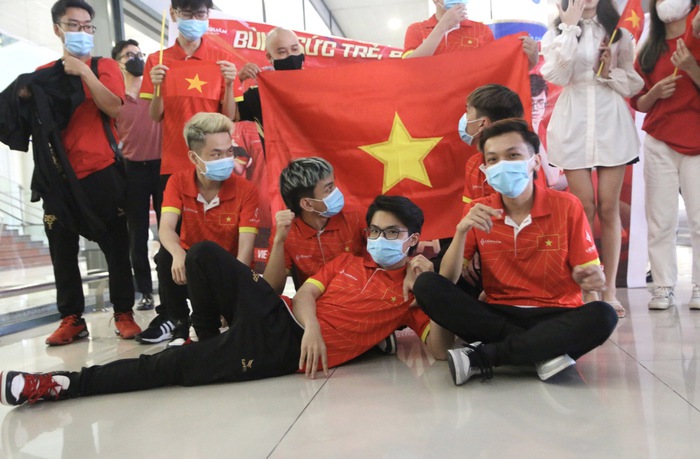 ĐTQG Liên Quân Việt Nam đáp xuống Hà Nội với tinh thần thoải mái, sẵn sàng chinh phục HCV SEA Games 31 - Ảnh 7.