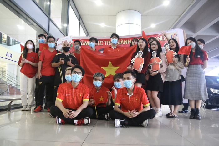 ĐTQG Liên Quân Việt Nam đáp xuống Hà Nội với tinh thần thoải mái, sẵn sàng chinh phục HCV SEA Games 31 - Ảnh 8.