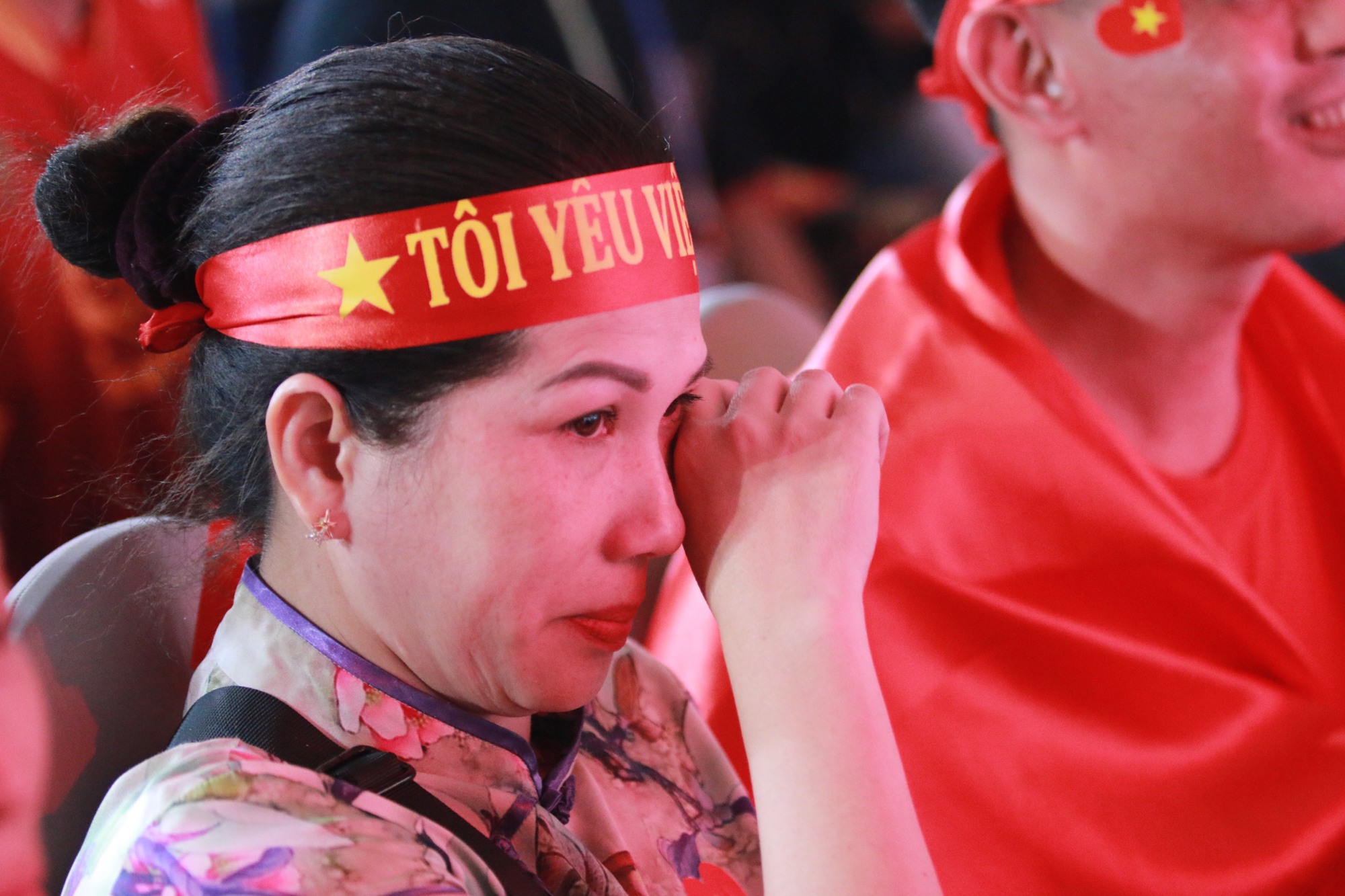 Bạn đã biết rằng đội tuyển Liên Minh Huyền Thoại của Việt Nam đã đoạt HCV tại SEA Games vừa qua chưa? Hình ảnh con trai của Phụ huynh được trao giải thưởng làm nhiều người xúc động và khóc. Chúng ta hãy cùng tìm hiểu sự đáng kính của cậu bé này và gia đình mình.
