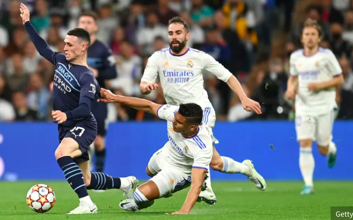 Fan giận dữ vì Casemiro thoát thẻ đỏ sau hàng loạt pha phạm lỗi