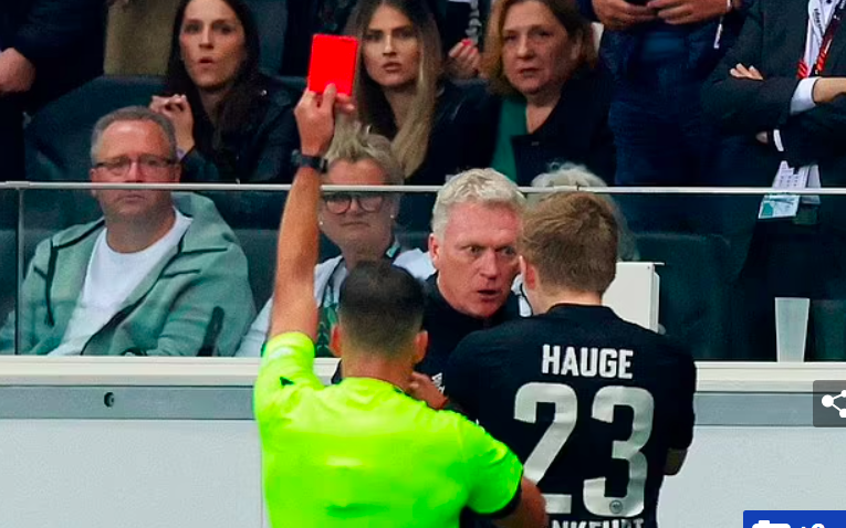David Moyes ăn thẻ đỏ vì sút bóng vào tình nguyện viên