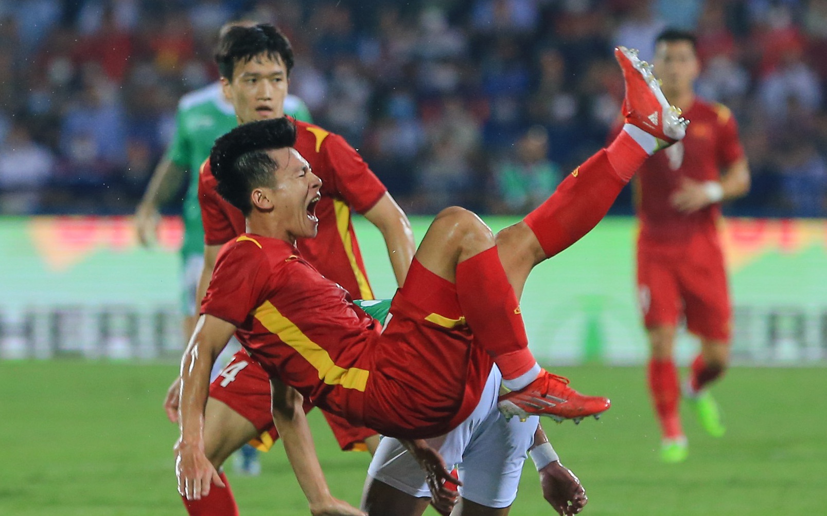 Phan Tuấn Tài bị hậu vệ U23 Indonesia phạm lỗi hất bay lên trời 