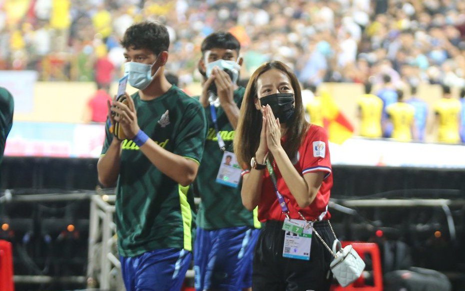 Madam Pang gửi lời cảm ơn CĐV Nam Định, tiết lộ cầu thủ U23 Thái Lan đã khóc vì tấm thẻ đỏ