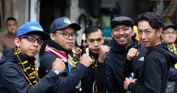 Ultras Malaysia check in bia hơi Hà Nội, đi lại rầm rộ trên đường phố thủ đô