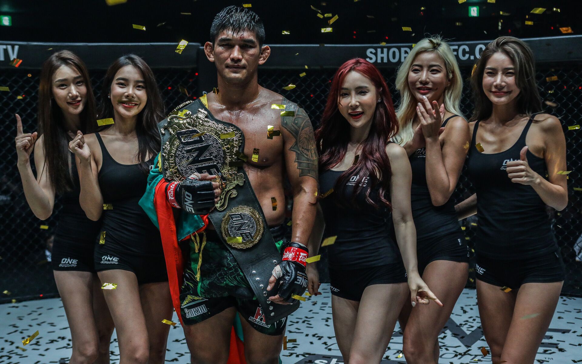 Hạ gục Brandon Vera sau một trận đấu vô cùng hấp dẫn, Aung La N Sang bảo vệ thành công chiếc đai dưới nặng của ONE Championship
