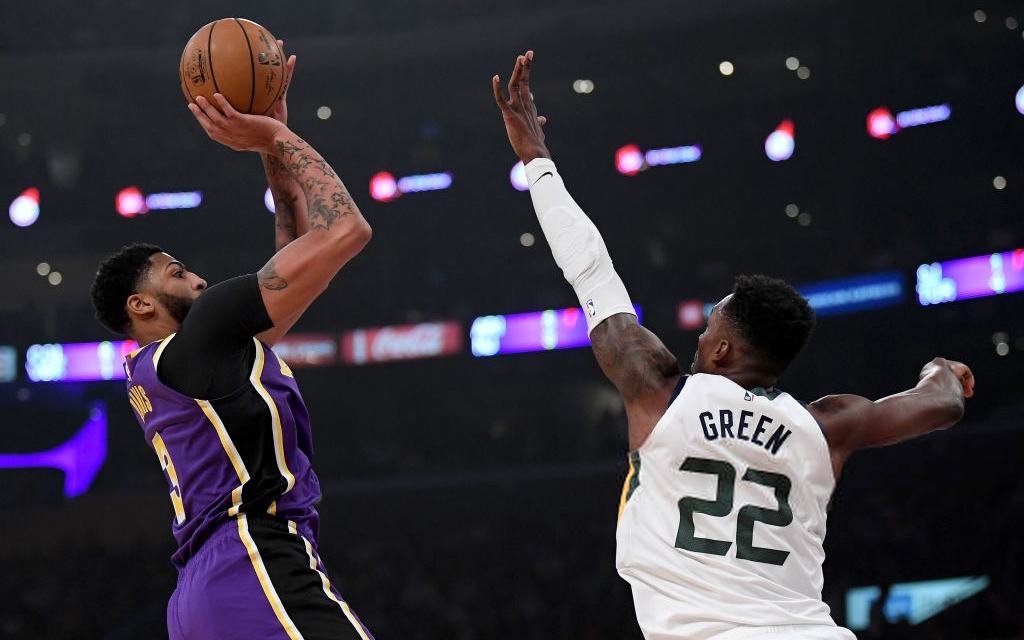 NBA 19-20: Los Angeles Lakers vượt qua Utah Jazz nhờ sức mạnh của hàng phòng ngự