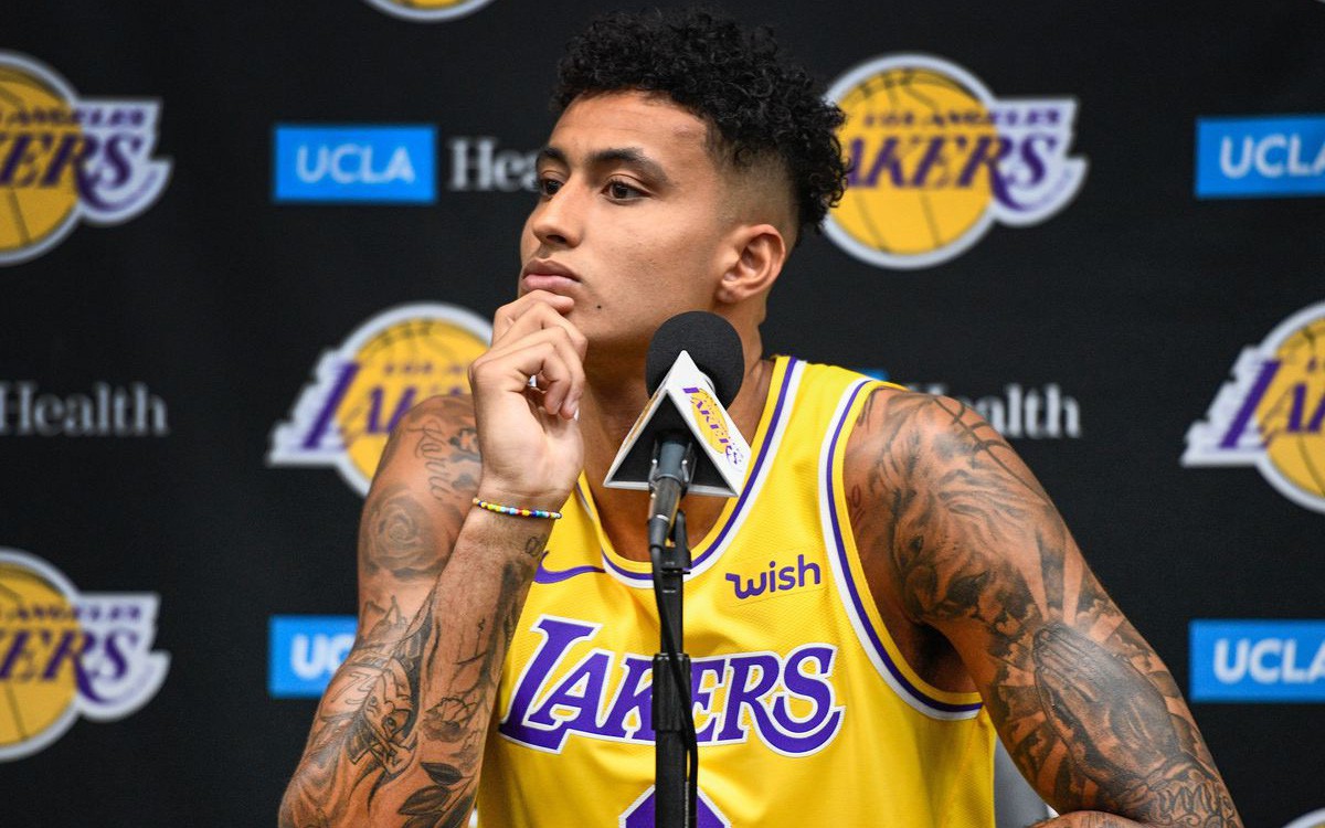 Sao trẻ Lakers ký hợp đồng triệu đô với hãng giày tưởng như "hết thời"