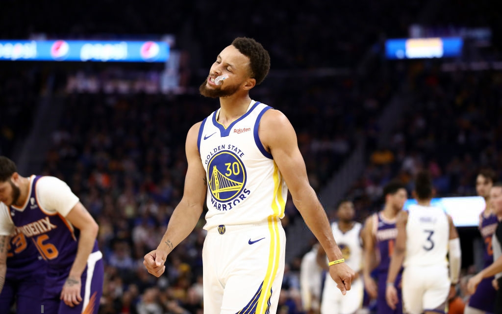 Người hâm mộ đội bóng Golden State Warriors lo lắng sau tình huống chấn thương dẫn đến gãy tay của Stephen Curry